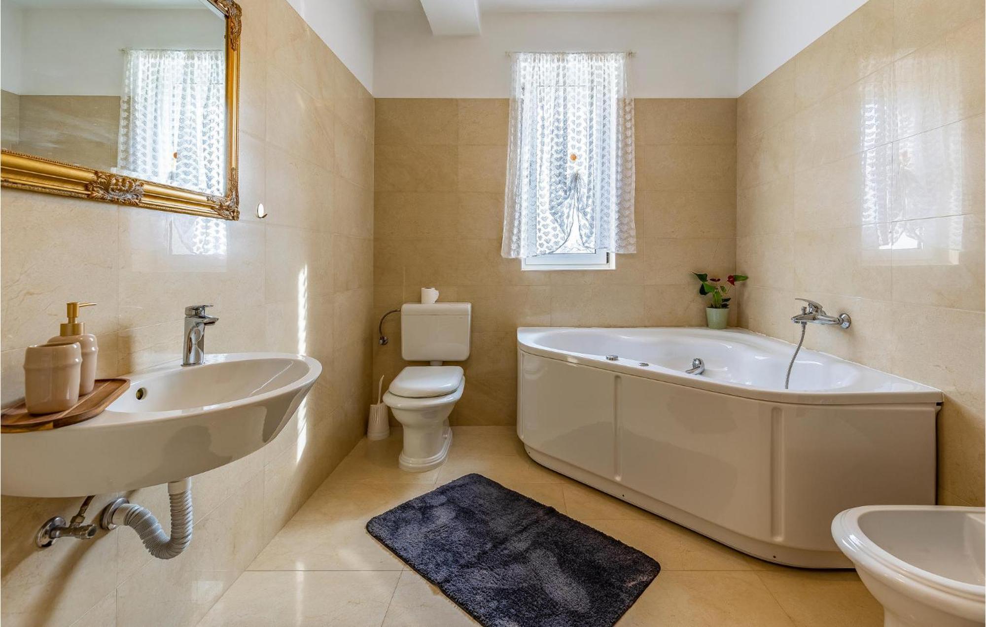 Lovely Home In Sisan With Outdoor Swimming Pool Luaran gambar