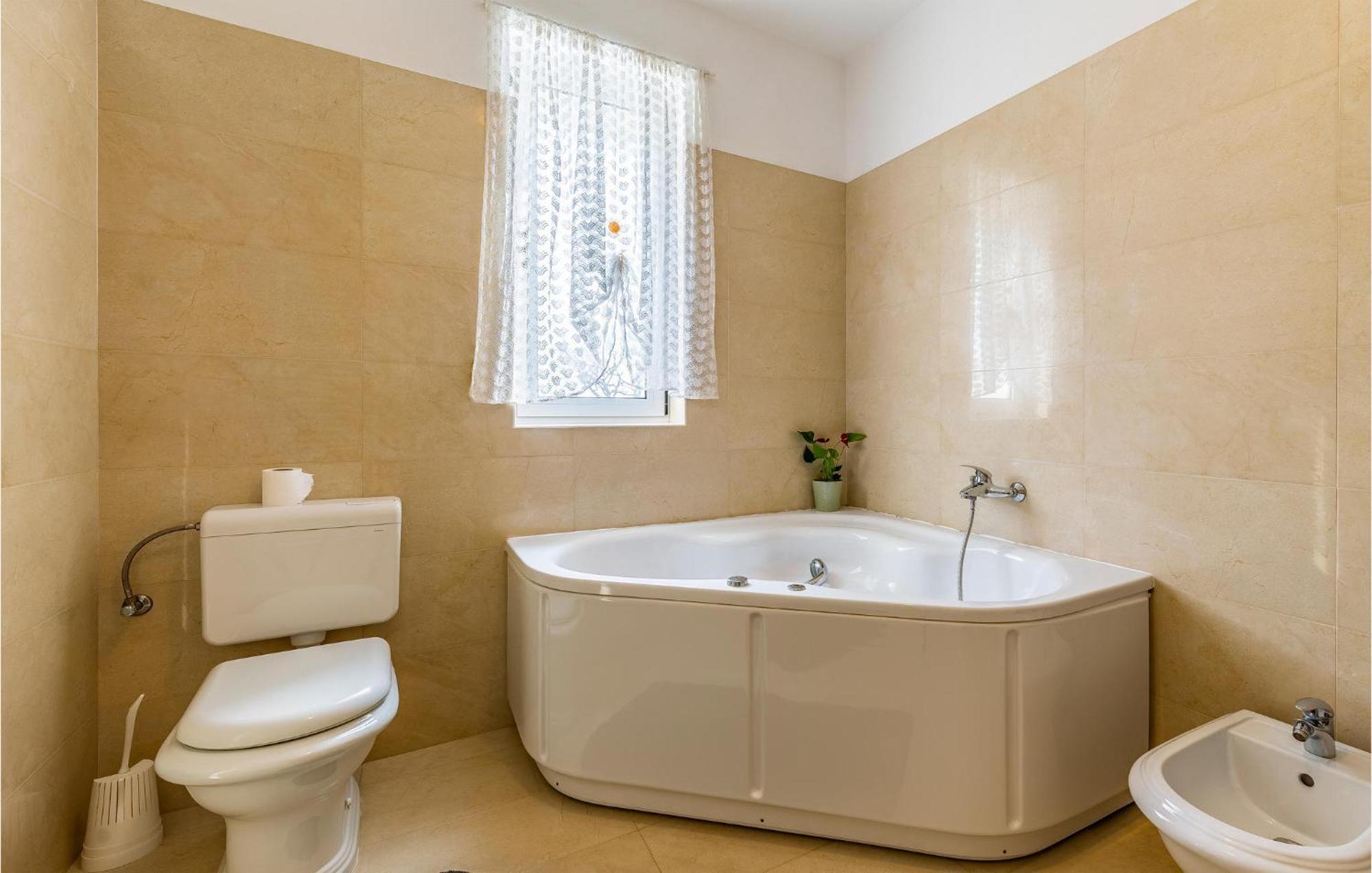 Lovely Home In Sisan With Outdoor Swimming Pool Luaran gambar