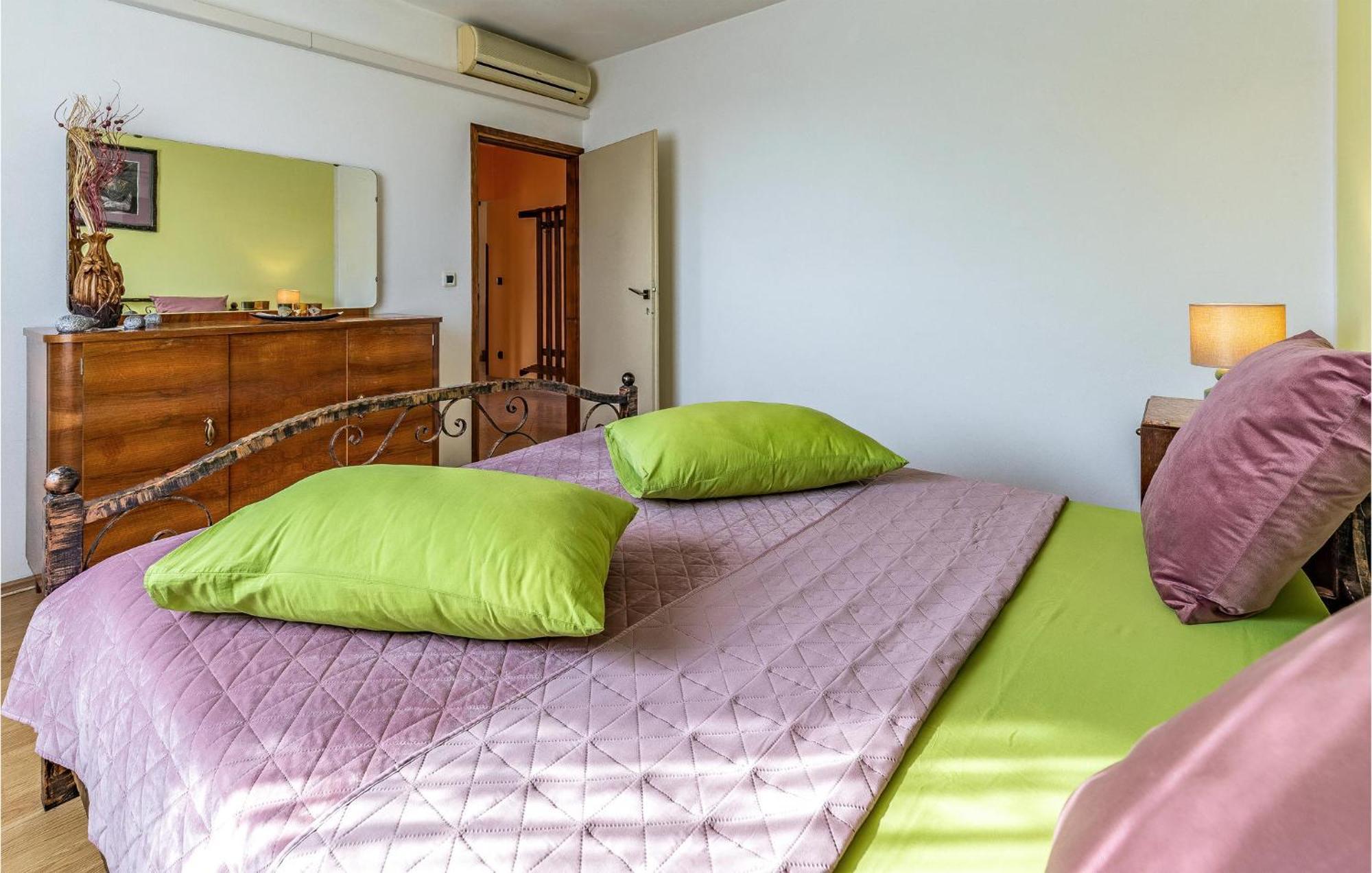 Lovely Home In Sisan With Outdoor Swimming Pool Luaran gambar